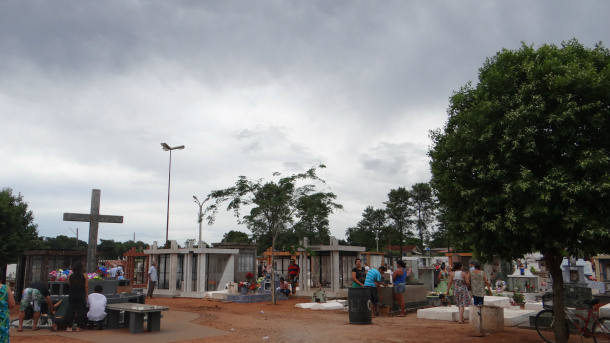 Em Amambai, Dia de Finados é marcado por orações e homenagens Cemitério Municipal Santo Antônio / Foto: Moreira Produções
