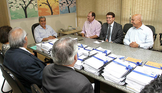 Puccinelli conclui entrega de documentos e deseja sucesso ao novo governo Governador André Puccinelli com membros da comissão de transição / Foto: Assessoria