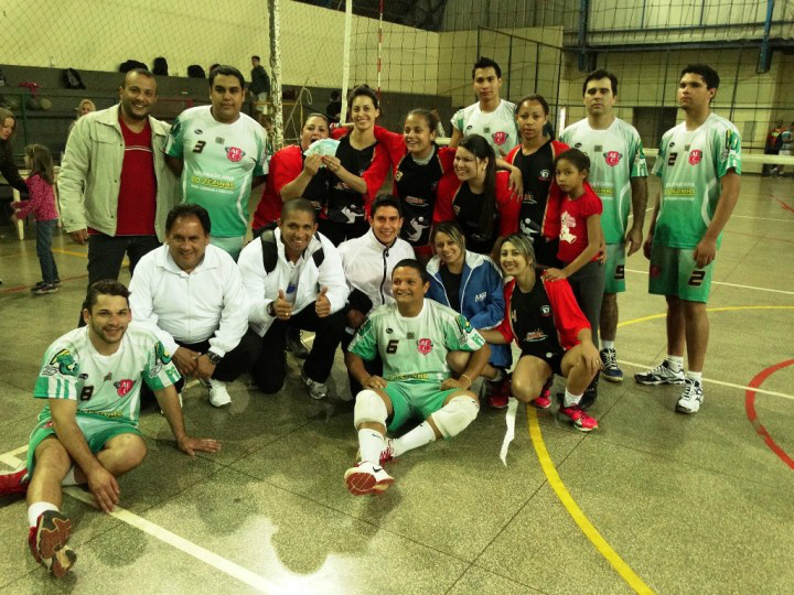A equipe de Caarapó, campeã da Copa PAS de Vôlei em Amambai. A representação caarapoense também foi campeã no feminino / Fotos: Kátia Glanert