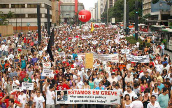 Professores de seis estados e pelo menos sete municípios estão em greve
