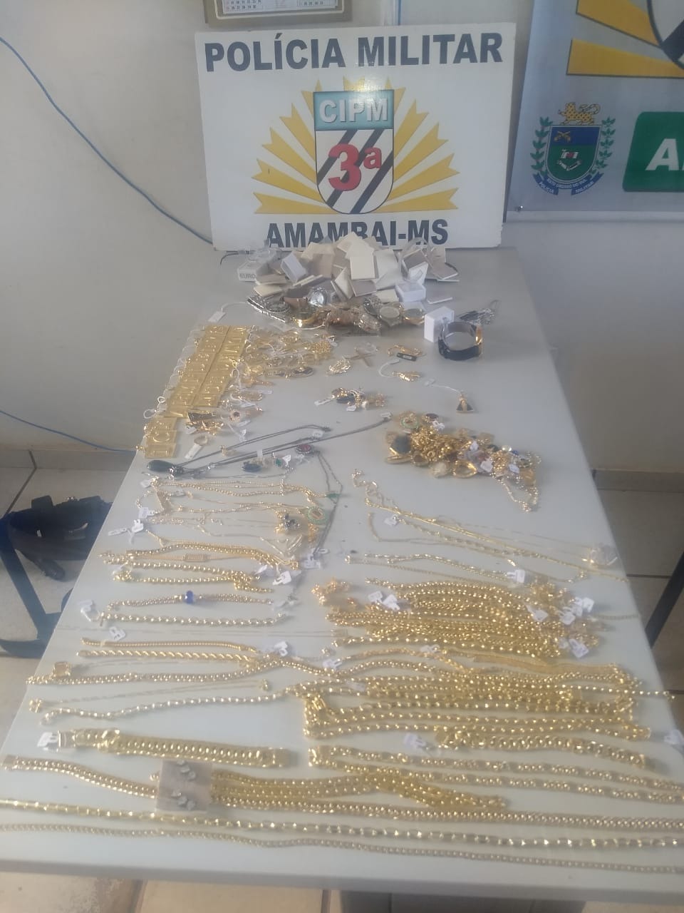 Homem armado entra e assalta relojoaria no centro de Amambai A Polícia Militar está realizando o levantamento do que foi recuperado / Foto: Polícia Militar