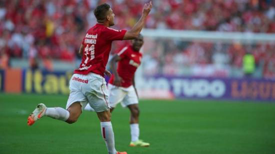 Rafael Moura abriu o placar para o Inter no Beira-Rio