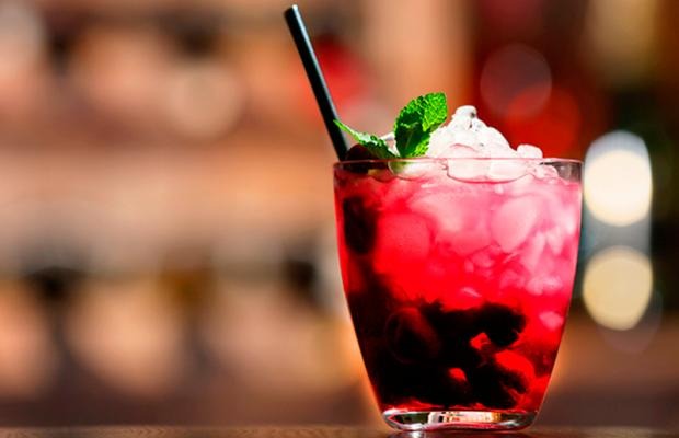Aprenda a fazer 6 drinks para curtir o Carnaval, com catuaba ou sem álcool