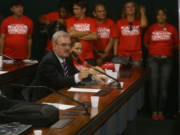 Geraldo Resende cobra piso nacional para agentes de saúde e enfermeiros
