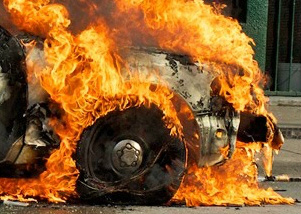 Três carros são incendiados durante a madrugada em Campo Grande Três carros são incendiados durante a madrugada em Campo Grande