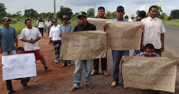 Em manifesto contra a Sesai, indígenas de Amambai bloqueiam MS-386 Os manifestantes chegaram a interditar um trecho da rodovia MS-386 / Foto: Carlos Nascimento