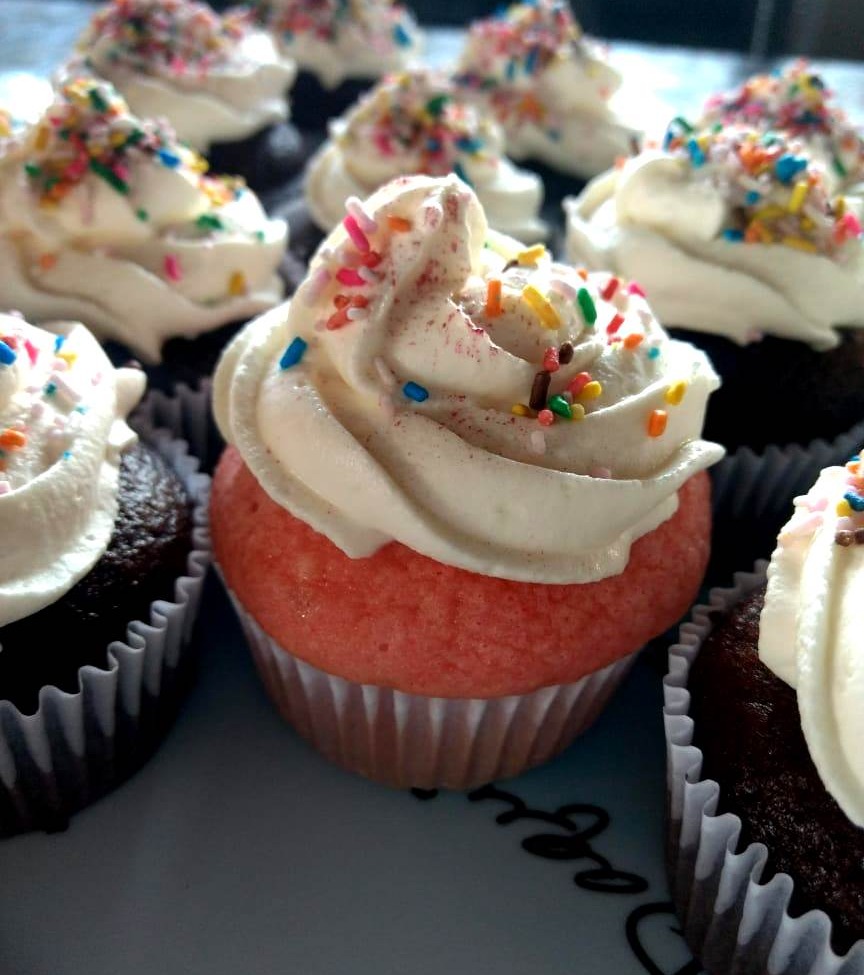 Neste fim de ano, encomende as sobremesas da Doce Amor Confeitaria Cup Cakes coloridos é uma das sobremesas feitas da Doce Amor Confeitaria / Foto: Divulgação