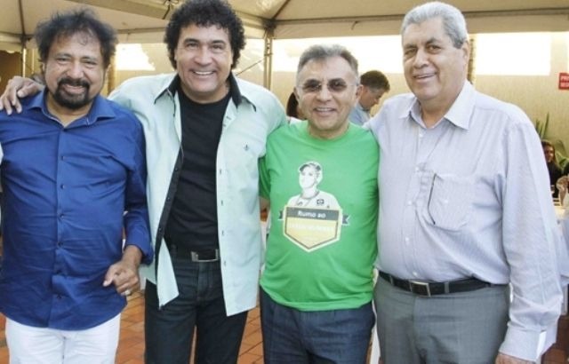 Fragilizado, André quer atrair Odilon e Reinaldo em sua chapa majoritária André abraça Odilon durante ato em MS (Foto: Divulgação )