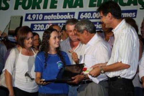 Educação convoca alunos premiados para retirarem seus notebooks Governador fez entrega de notebooks em Amambai.