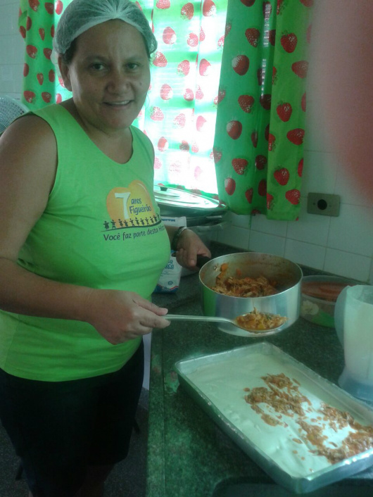 Com 39 anos Ambrosina Crisóstomo da Silva, concursada na Escola Municipal de Figueirão Antônio Inácio Furtado, concorre ao prêmio nacional de Melhores Receitas da Alimentação Escolar, do Ministério da Educação, com o Fundo de Desenvolvimento da Educação.