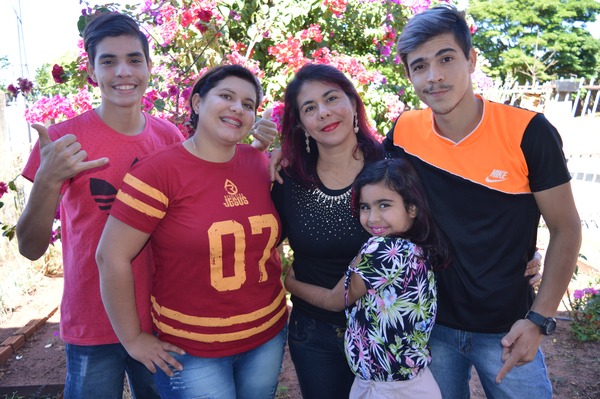 Marcia ao lado de seus quatro filhos,seus  maiores fãs e incentivadores / Foto: Divulgação