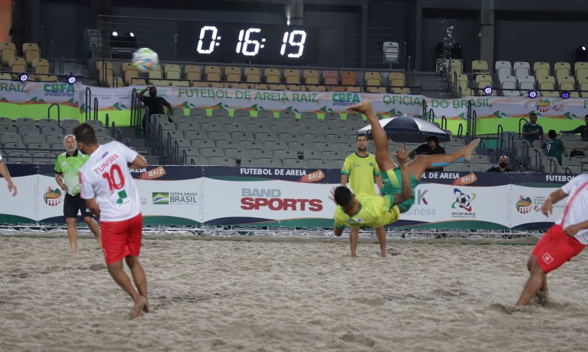 Brasil atropela Tunísia pelo Mundial de Futebol de Areia Raiz Foto: Agência Brasil