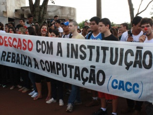 Alunos de Computação da Uems fecham reitoria Alunos de Computação da Uems fecham reitoria