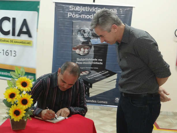Rogério autografou exemplares de seu livro; o presidente da ACIA, Azor (foto), prestigiou o evento / Foto:Moreira Produções