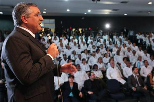 O ministro da Saúde, Alexandre Padilha, recebe os médicos estrangeiros do programa Mais Médicos em Brasília. EFE/Arquivo