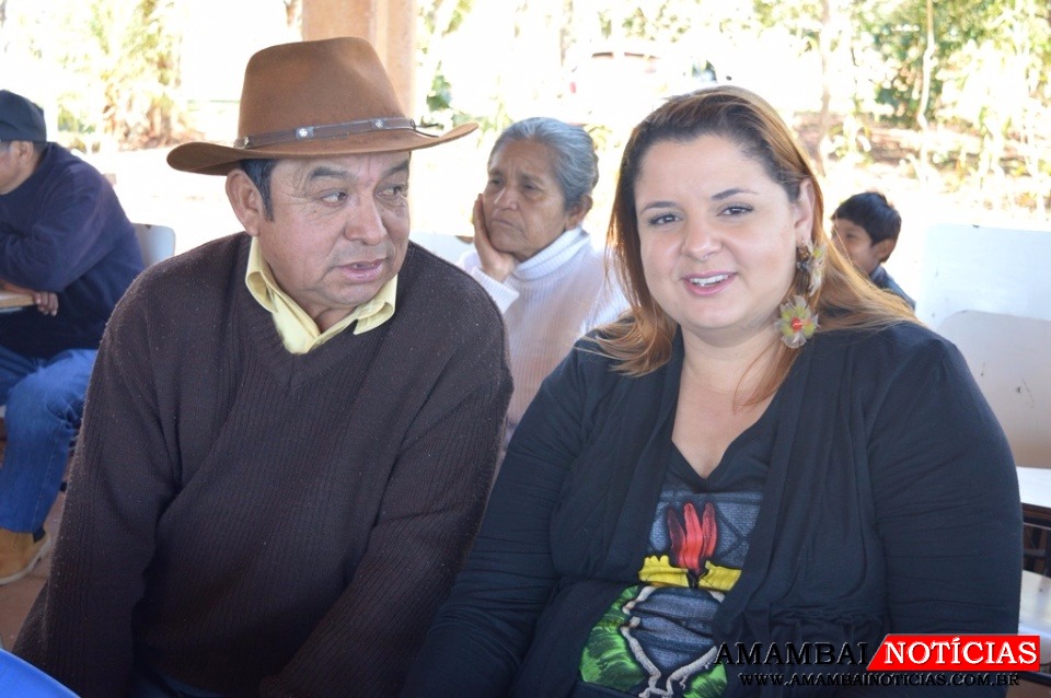 Capitão da Aldeia, Adair Sancehes e a psicóloga, Paula Rodrigues durante uma das edições da Feira Tekoha Guapoy, em 2017 / Foto: Moreira Produções