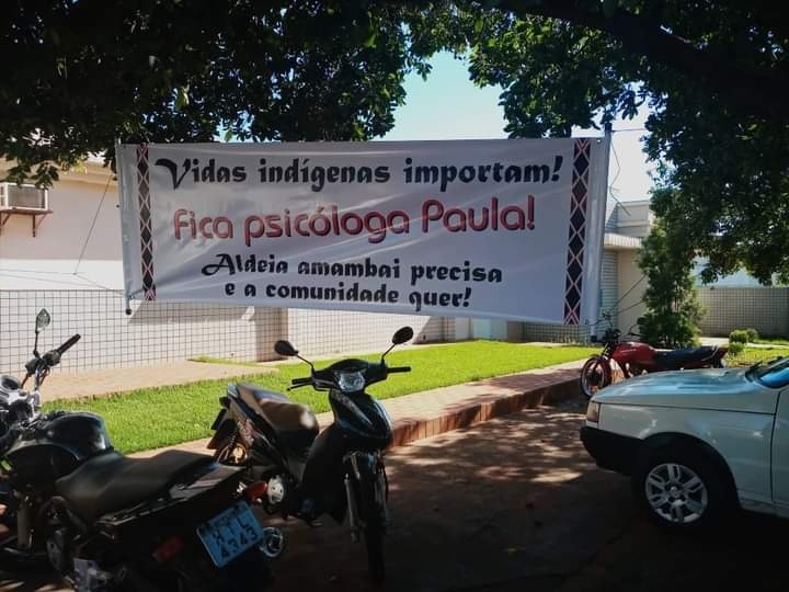 Faixa em apoia à psicóloga foi colocada em frente ao polo da Sesai, no centro de Amambai / Foto: Divulgação