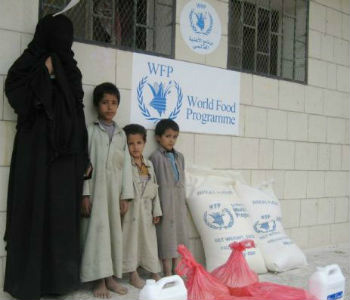 Família deslocada no Iêmen recebe assistência alimentar do PMA. Foto: PMA/Atheer Najim