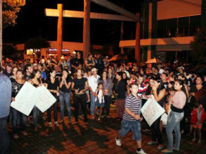 Após morte de estudante por erro médico, população protesta em Bonito Protesto cobrou melhoria no atendimento em hospital. (Foto: Câmara)