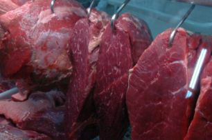 Serviço sanitário russo vai suspender importações de carne bovina do JBS Suspensão temporária, que começa na sexta, dia 12, foi motivada, segundo os russos, pelo excesso de coliformes em uma carga de carne bovina congelada