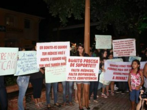 Após morte de estudante por erro médico, população protesta em Bonito Moradores questionam conduta dos médicos.