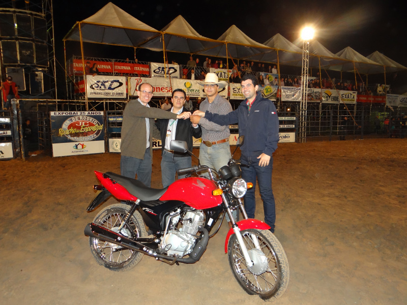 O premiado junto com autoridades da festa. Foto: Moreira Produções