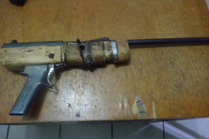 Os policiais encontraram uma arma artesanal que o indivíduo utilizava para agredir e ameaçar a vítima, o artefato artesanal foi projetado para utilizar munição calibre 22.