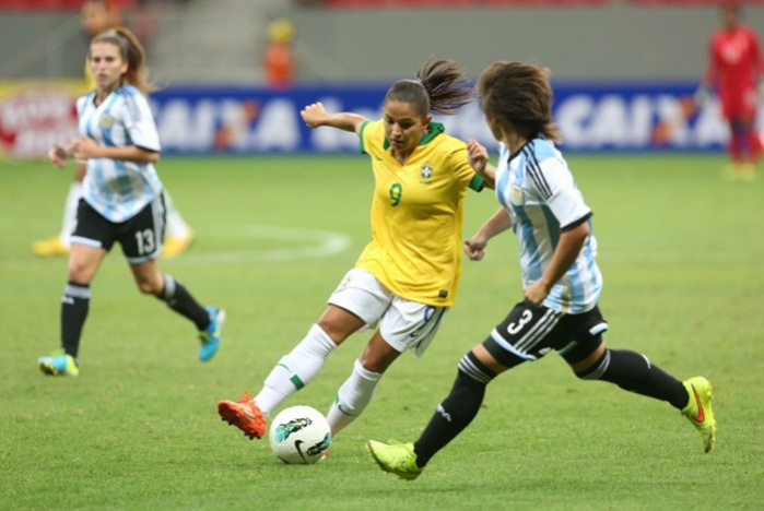 Brasil goleia Argentina na estreia do Torneio Internacional de futebol feminino