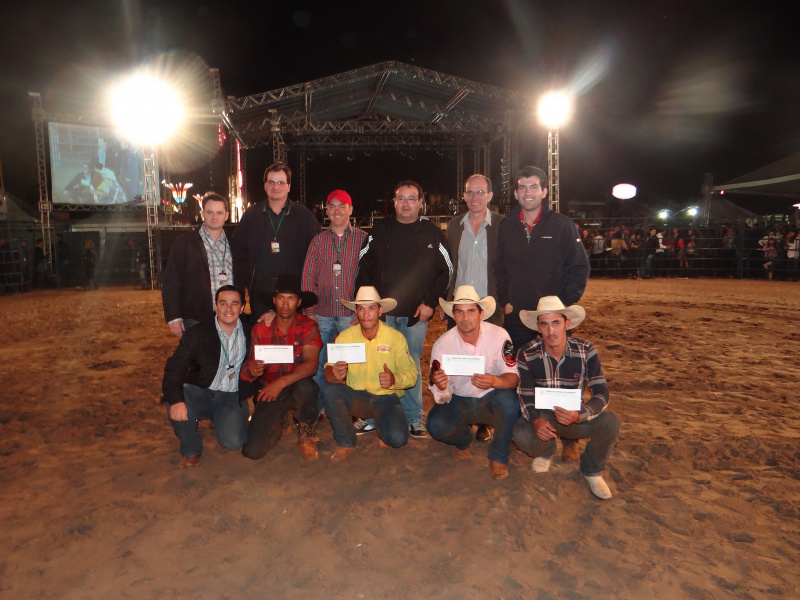 Os vencedores do rodeio em touro. Foto: Moreira Produções