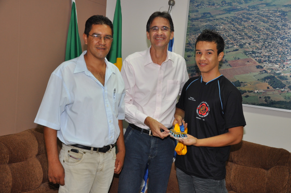 O atleta Igor Raguel (dir) sagrou-se campeão do  10° Festival de Artes Marciais e Lutas de Mato Grosso do Sul. Na foto, com seu pai Orivaldo (esq) e o Prefeito Dirceu Lanzarini.