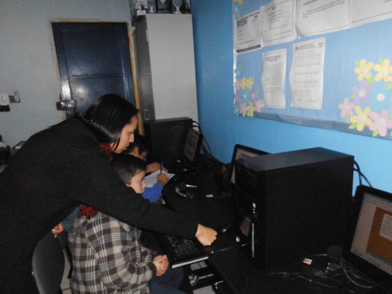 Professora dando aula em sala de tecnologia da escola Fernando Corrêa da Costa.