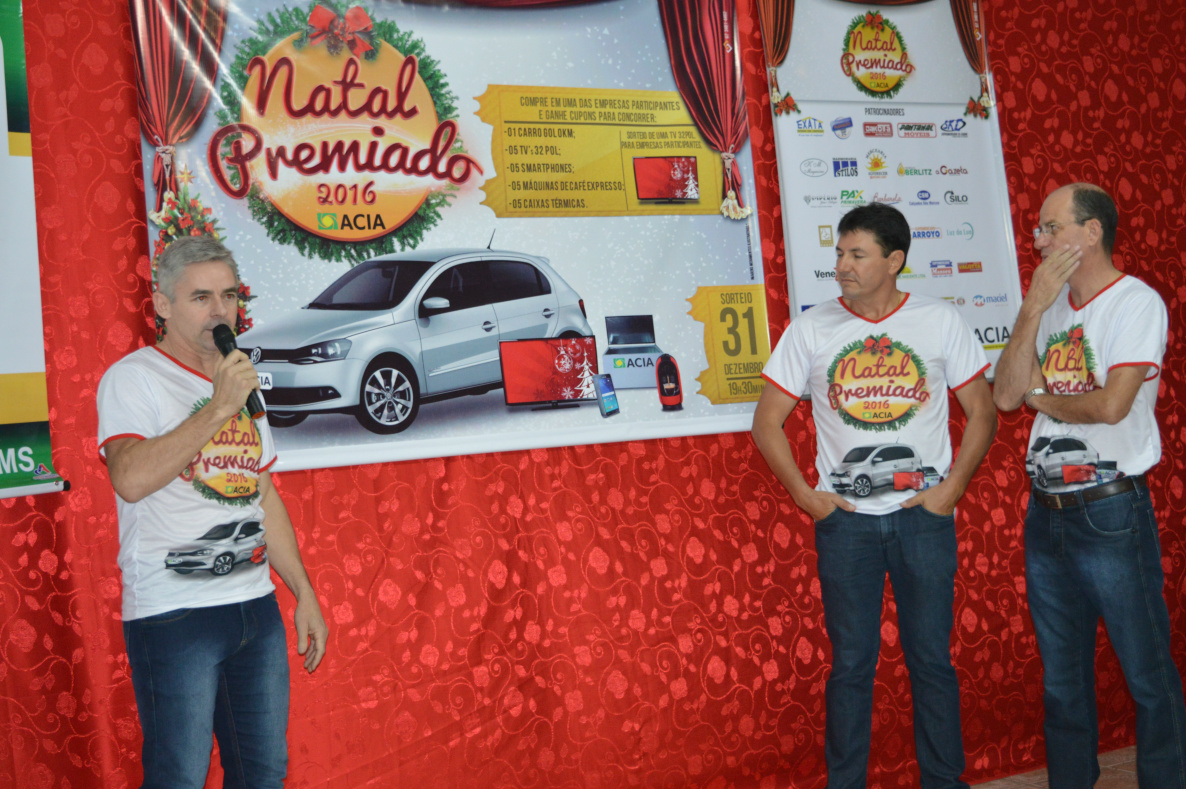 Sorteio da campanha Natal Premiado da Acia é amanhã (31) E/D; O presidente da Acia Azor de Assis, o vereador Jaime Bambil e o prefeito Sérgio Barbosa no lançamento da campanha, em outubro de 2016