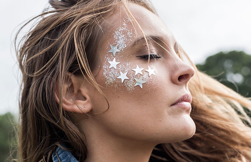 Carnaval: como usar glitter no rosto sem ameaçar a pele e a saúde