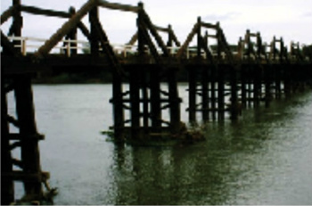 Ponte de madeira localizada no municipio de Angélica