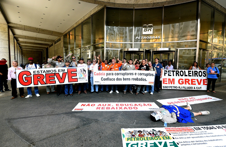 Petrobras admite perdas de 273 mil barris em um dia com a greve dos petroleiros Petrobras admite perdas de 273 mil barris em um dia com a greve dos petroleiros