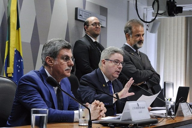 Relatório de modernização trabalhista é lido na CCJ Senador Antonio Anastasia (PSDB-MG) e o relator da modernização na CCJ, o senador Romero Jucá (PMDB-RR)