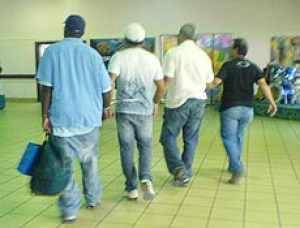 Brasileiros são algemados e detidos em aeroporto de Nassau (Bahamas) / Foto: Divulgação