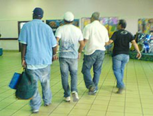 Sete brasileiros detidos nas Bahamas retornam ao Brasil Brasileiros são algemados e detidos em aeroporto de Nassau (Bahamas) / Foto: Divulgação