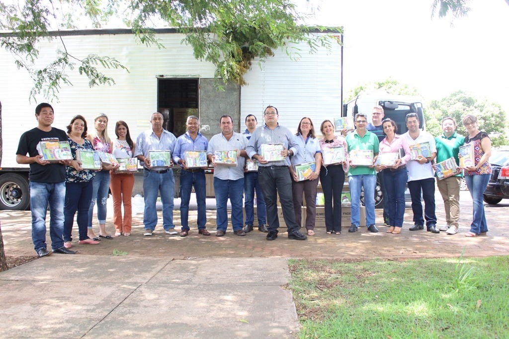 Prefeitura de Amambai entrega kits de material escolar para as escolas Diretores e vereadores acompanharam o prefeito e a secretária de educação na conferência dos materiais / Foto: Decom