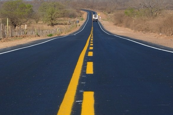 Condutores devem sempre respeitar os limites de velocidade e usar o cinto de segurança 