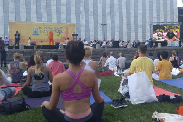 Aula de ioga na sede da ONU para comemorar o terceiro ano do Dia Internacional da Ioga. Foto: ONU News/Elizabeth Scaffidi
