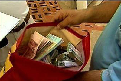 Pedreiro encontra pasta com mais de R$ 50 mil e devolve aos donos Pedreiro encontra pasta com mais de R$ 50 mil e devolve aos donos