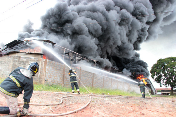 Bombeiros controlam incêndio em fábrica de piscinas na Capital Os Bombeiros utilizaram diversas viaturas de combate a incêndio como dois caminhões Auto Tanque-Reserva com capacidade para armazenar 30 mil litros de água cada