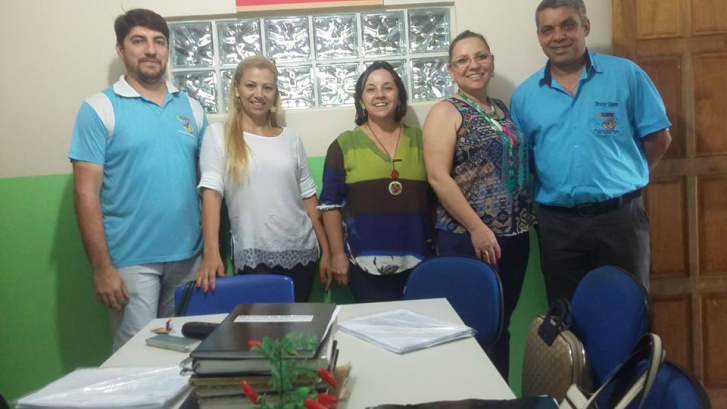 Diretor da Escola JVM, Djalma Santos com a equipe da comissão de avaliação da SED, durante visita a unidade de ensino na semana passada.