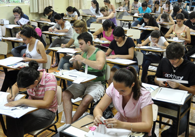 Estudante de baixa renda fica isento da taxa de vestibular em instituição