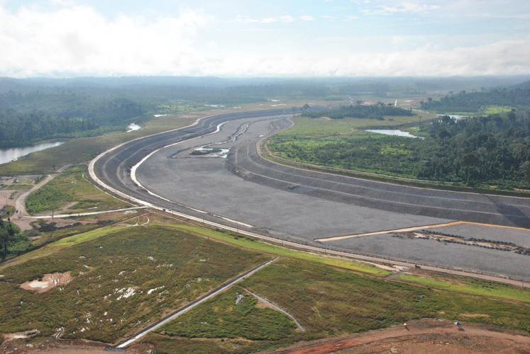A obra é uma solução da engenharia brasileira que permitiu a redução em 61% da área de reservatório de Belo Monte em relação ao projeto original do empreendimento.