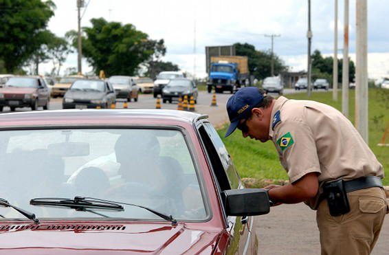 Vestuários e brinquedos são apreendidos pela Polícia Militar Rodoviária