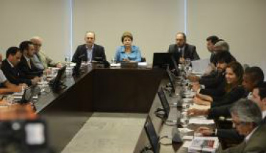 A presidenta Dilma e os ministros Aldo Rebelo e Luís Inácio Adams recebem os atletas do Bom Senso F.C. - Valter Campanato/Agência Brasil