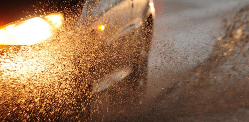 Se estiver no carro durante uma chuva com raios, mantenha os vidros fechados, sem contato com as partes metálicas - Foto: Pedro Ventura/Agência Brasília