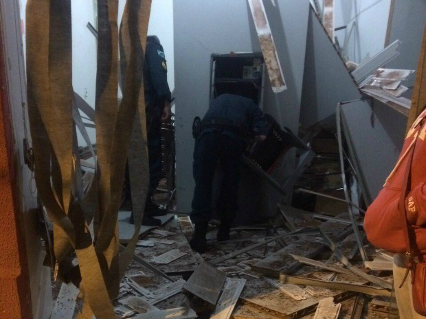 Bandidos explodem caixa eletrônico em agência bancária de Japorã